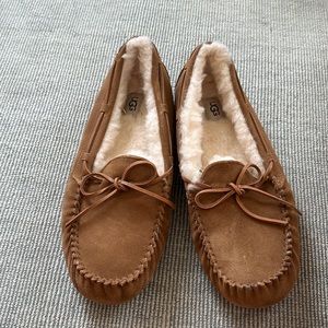 Ugg slippers: Men’s size 12